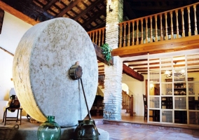 Sala con antigua piedra del molino