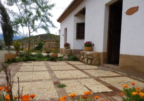 Patios de la entrada con flores