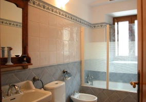 Cuarto de baño completo con bañera