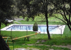 Piscina junto a zona de juegos