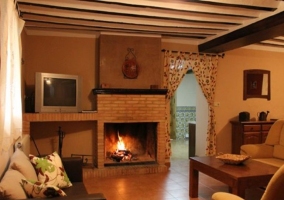 Sala de estar con chimenea y sillones