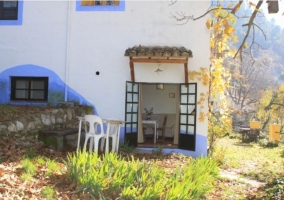 Sala de estar sur con chimenea y cocina