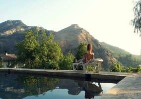 Amplia piscina con vistas