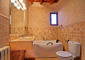 Baño con hidromasaje y parede de mosaico