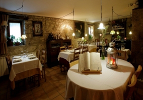 Mesas del restaurante con pared de piedra