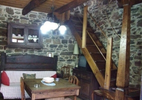 Cocina comedor con detalles y mesa de madera con sillas