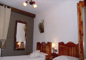 Dormitorio con cama de matrimonio de la casa rural