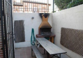 Acceso al patio con barbacoa