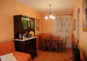 Comedor con mesa rectangular y mueble alto con radio