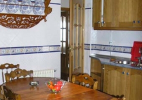 Comedor con sillas tapizadas