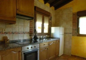 Grande cocina con detalles amarillos
