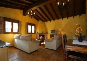 Grande sala de estar con chimenea