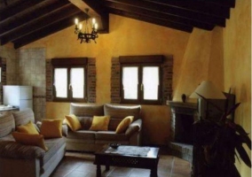 Grande sala de estar con mesa de centro