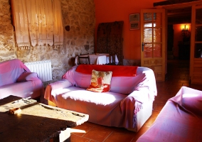 Comedor con mesa con mantel estampado