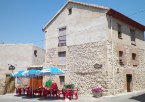 Vista de la casa desde fuera y muebles de exterior