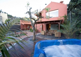 Jacuzzi junto a la vivienda