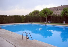 Salón con ventana y chimenea