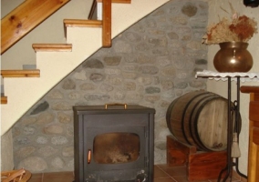 Chimenea antigua y barril en la casa rural