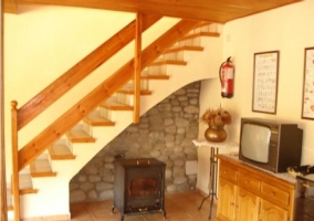 Salón comedor con escaleras