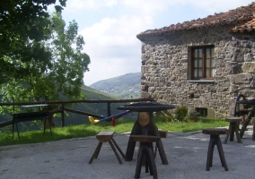 Dormitorio con cuadro sobre la cama doble