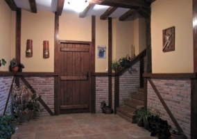 Puerta principal de madera