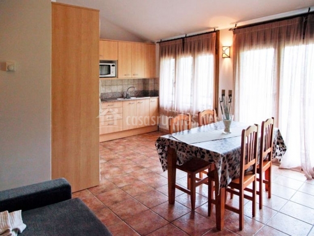 Apartamentos rurales ponsa arfa en arfa (lleida) Comedor y cocina americana