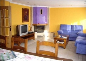 Salón con chimenea y televisión