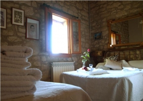 Dormitorio doble con salida a la terraza de la casa rural