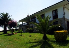 Vistas de la fachada y jardín