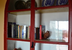 Alacena librería de madera incrustada en pared