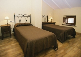 Habitación con colcha marrón de la casa rural