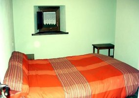 Habitación cama naranja