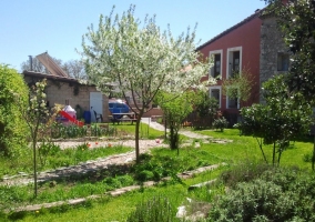 Jardines con mucha vegetación