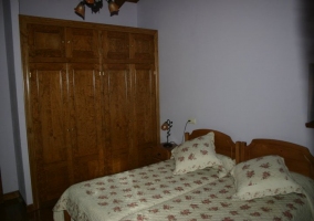 Dormitorio doble con armario empotrado