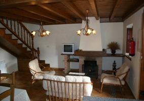 Vista del salón con chimenea