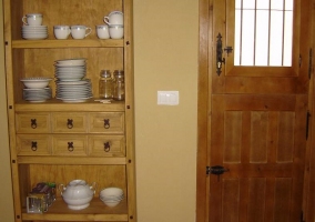 Sala de estar con mueble para la vajilla y sillón de tres plazas