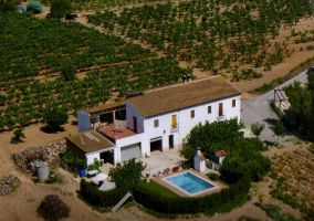 Finca con cultivos dentro de la casa rural