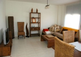 Edredón rojo en habitación grande