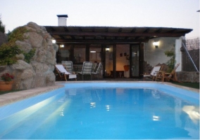 Vistas de la piscina y la terraza cubierta de la casa rural