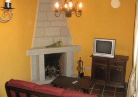 Sala de estar con paredes amarillas y chimenea