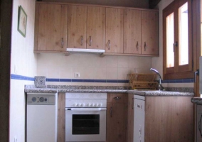 Mesa de comedor de madera y rectangular con planta colgada en la pared