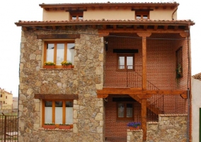 Sala de estar con chimenea en la esquina y mueble con el televisor al lado