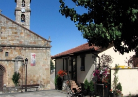 Iglesia con campanario y casa rural