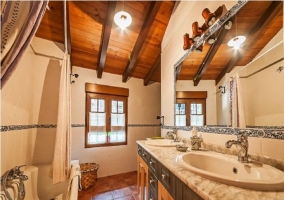  Baño completo de la casa rural