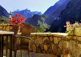 Terraza con vistas y muro de piedra