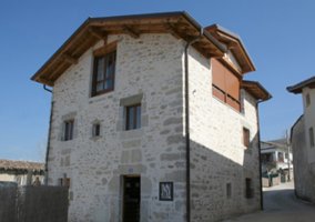 Fachada iluminada de la casa