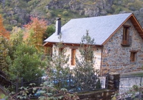 Flores y porche de la casa rural 