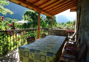 Mesa con mantel en el porche de la casa rural