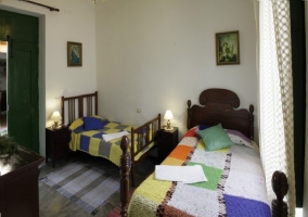 Dormitorio doble con cama de matrimonio 