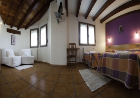 Dormitorio con sofá cama